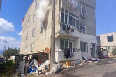 Bandırma’da apartman yangını itfaiye ekiplerince söndürüldü