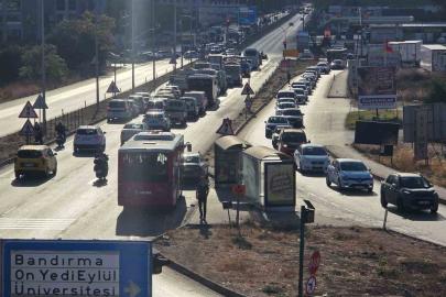 Bandırma’da trafik yoğunluğu sürücülere zor anlar yaşatıyor
