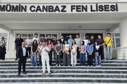 Başarılı öğrencilere okullarının ilk gününde tablet ve telefon sürprizi