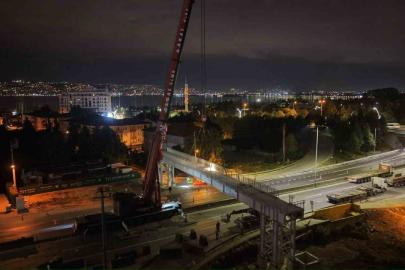 Başiskele Kavşağı’nda 80 tonluk tabliye gece operasyonuyla yerine konuldu