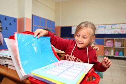 Başiskele’de miniklere kırtasiye hediyesi