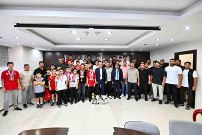 Başkan Uysal, Muratpaşa Belediyespor güreşçileriyle bir araya geldi