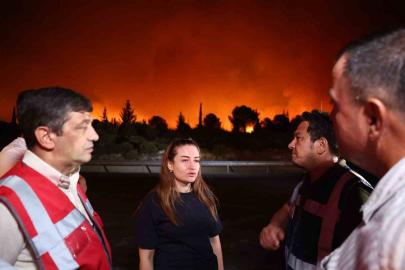 Başkan Vekili Özdemir: "Şehrin tüm sorumlularıyla koordineli şekilde yangınla mücadele ediyoruz"