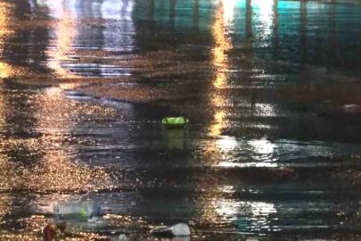 Başkent’te gece saatlerinde sağanak yağış: Kanalizasyon taştı, binaları su bastı