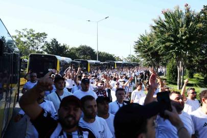 Beşiktaş taraftarı stada geldi