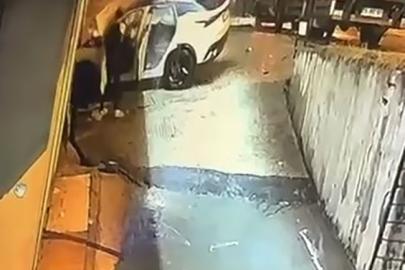 Beylikdüzü’nde feci kaza: Alev alan araçta mahsur kalan sürücüyü vatandaş kurtardı, o anlar kamerada