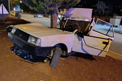 Beyşehir’de TOFAŞ otomobil ağaca çarptı: 1’i ağır 2 yaralı