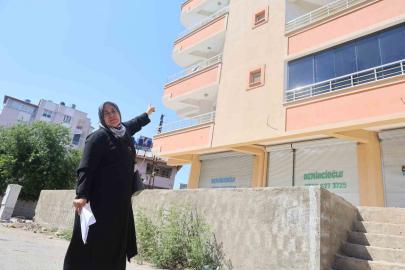Biber temizleyerek zorluk içerisinde kazandığı parasıyla ev almak isteyen kadının hayali iki kez yarıda kaldı