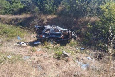 Bilecik’te otomobil refüje çarptı: 2 yaralı