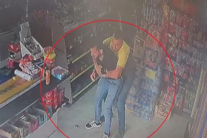 Boğazına şeker kaçan adamın ölümle burun buruna geldiği ve Heimlich manevrasıyla hayata tutunduğu anlar kamerada