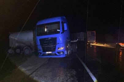 Bolu’da yağmurda kayan tır kazaya neden oldu: 2 yaralı