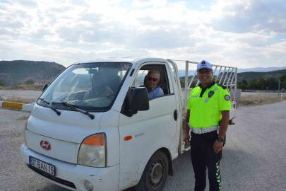 Bulaşık yıkama cezasıyla Türkiye’nin yüzünü güldüren trafik polisi konuştu: "O sıcakta gönlüm el vermedi"