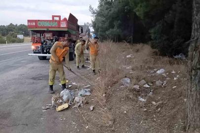 Buldan’da yol kenarındaki çöpler ateş savaşçıları tarafından temizlendi