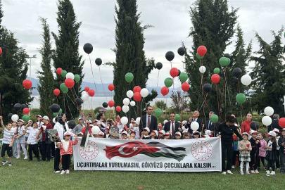 Burdur’da Gazzeli çocuklar için uçurtmalar ve balonlar gökyüzüne bırakıldı