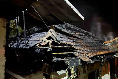 Burdur’da geceyi aydınlatan yangın: Müstakil ev alevlere teslim oldu