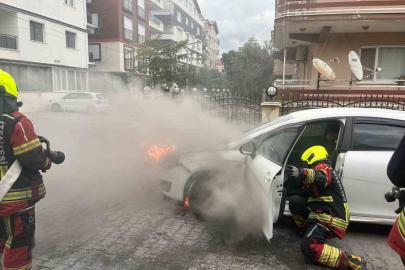 Burhaniye’de seyir halindeki araç alev alev yandı