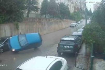 Bursa’da kontrolden çıkan otomobil park halindeki araca çarparak ters döndü: 3 yaralı