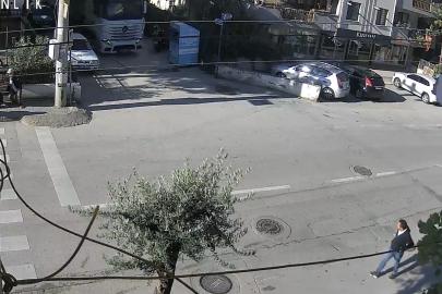 Bursa’da tır, dar sokakta dönüş yaparken giysi toplama kutusuna devirdi