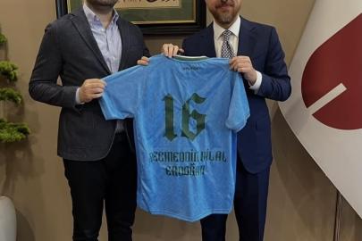 Bursaspor Başkanı Çelik’ten Bilal Erdoğan’a özel forma