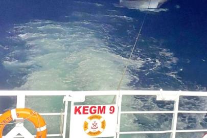 Çanakkale Boğazı’nda içinde 3 kişinin bulunduğu sürüklenen tekne kurtarıldı