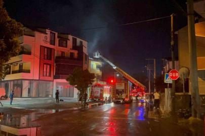 Çardakta çıkan yangın 3 katlı binaya sirayet etti: 1 kişi yaralandı