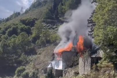 Çıkan yangında ev yanarak kül oldu