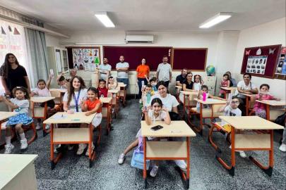 Çine’de öğrencilerin ilk gün heyecanına kalem seti desteği