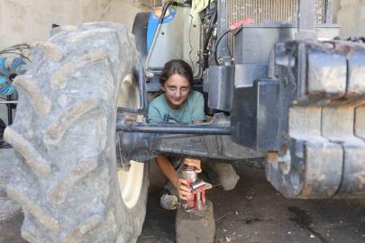Çırak bulamayan babasının yardımına koşan 13 yaşındaki Ecrin, ‘Sanayide kız mı çalışır’ sözlerine aldırmadan 3 yılda usta oldu