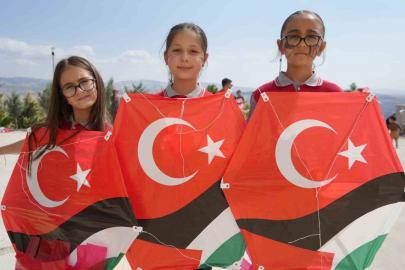Çocukların ortak dileği ’savaşlar bitsin’ oldu: Uçurtmalar Filistinli yaşıtları için yükseldi