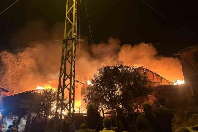 Çorum’da 2 ev ve 1 ahır alevlere teslim oldu: Ekiplerin müdahalesi sürüyor
