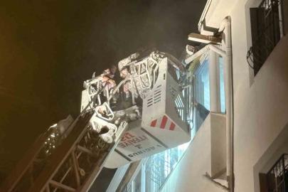 Çorum’da alevlerin sardığı apartman dairesinde mahsur kalan 7 kişi itfaiye merdiveniyle kurtarıldı