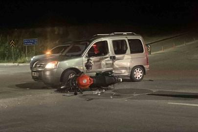 Çorum’da motosiklet ile otomobil çarpıştı: 3 yaralı