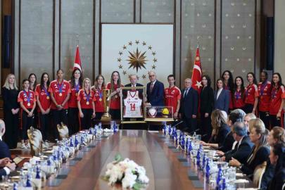 Cumhurbaşkanı Erdoğan, A Milli Kadın Voleybol Takımı ile A Milli Erkek Voleybol Takımı’nı kabul etti
