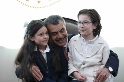 Cumhurbaşkanı Erdoğan ile şarkı söyleyen minik müzisyenlerden Bakan Tekin’e ziyaret