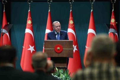 Cumhurbaşkanı Erdoğan: "Kılıç şakırtıları altında can alıp can vererek kendimize yurt eylediğimiz bu topraklarda kimseye ameliyat yaptırmayız"
