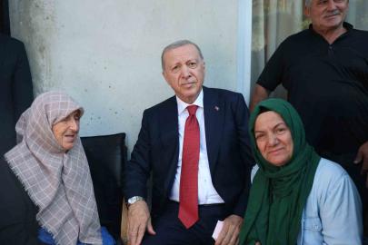 Cumhurbaşkanı Erdoğan Rize’de komşularını ziyaret etti