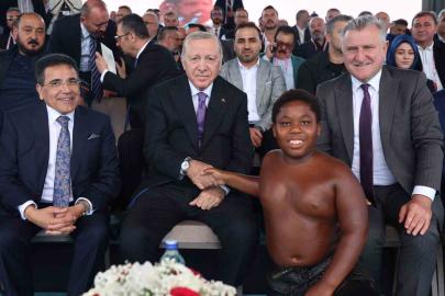 Cumhurbaşkanı Erdoğan’ın sohbet ettiği Tanzanyalı minik güreşçi, o anları anlattı