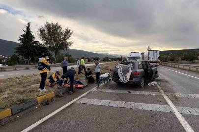 D100’de otomobil refüje çarptı: 3 yaralı