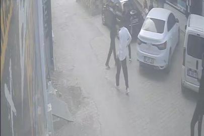 Darbedilen kadını kurtarmak isteyen gencin bıçaklı saldırıya uğradığı anlar kameraya yansıdı