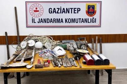 Define bulmak için ormanlık alanda kazı yapan 4 şahıs yakalandı