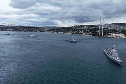 Deniz Kuvvetleri Günü’nde 15 savaş gemisi İstanbul Boğazı’ndan geçti