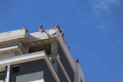 Denizli’de 4 aydır ödemeleri yapılmayan inşaat işçileri çatıya çıktı