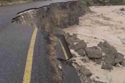 Dere taşma noktasına geldi: Hızlı akan sular yolu çökertti