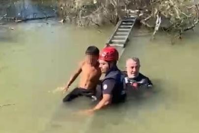 Derede mahsur kalan çocuğu itfaiye ekipleri kurtardı
