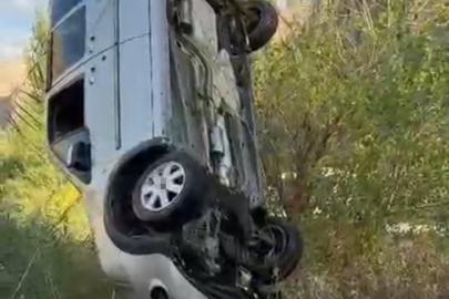 Dereye uçan araç, iş makinesiyle çıkarıldı