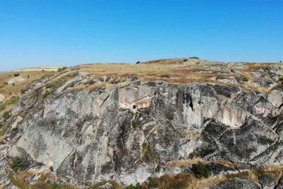 Divanlı Kayalıkları heybetiyle göz kamaştırıyor