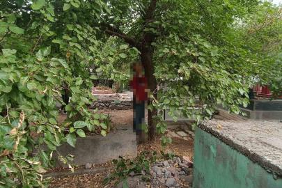 Diyarbakır’da bir kişi, mezarlıkta ağaca asılı halde ölü bulundu