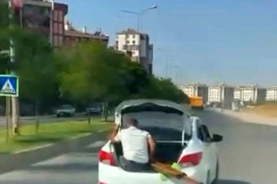 Diyarbakır’da tehlikeli yolculuklar kamerada: Biri bagaj girdi, diğeri bagaj kapısında oturup ilerledi