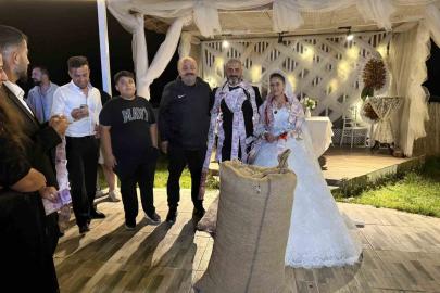 Düğünde altın yerine bir çuval fındık taktılar