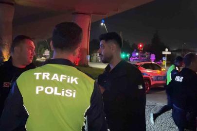 ‘Dur’ ihtarına uymayarak gözden kaybolan sürücü kaza yapmış halde yakalandı: 2 yaralı